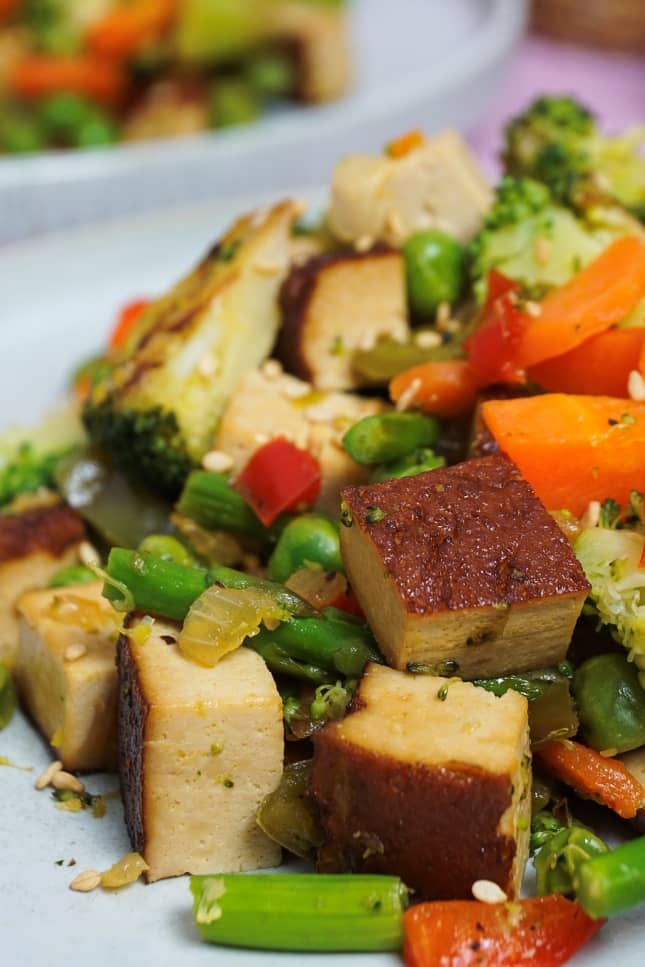 Salteado de verduras con tofu ahumado Salteado de verduras con tofu ahumado