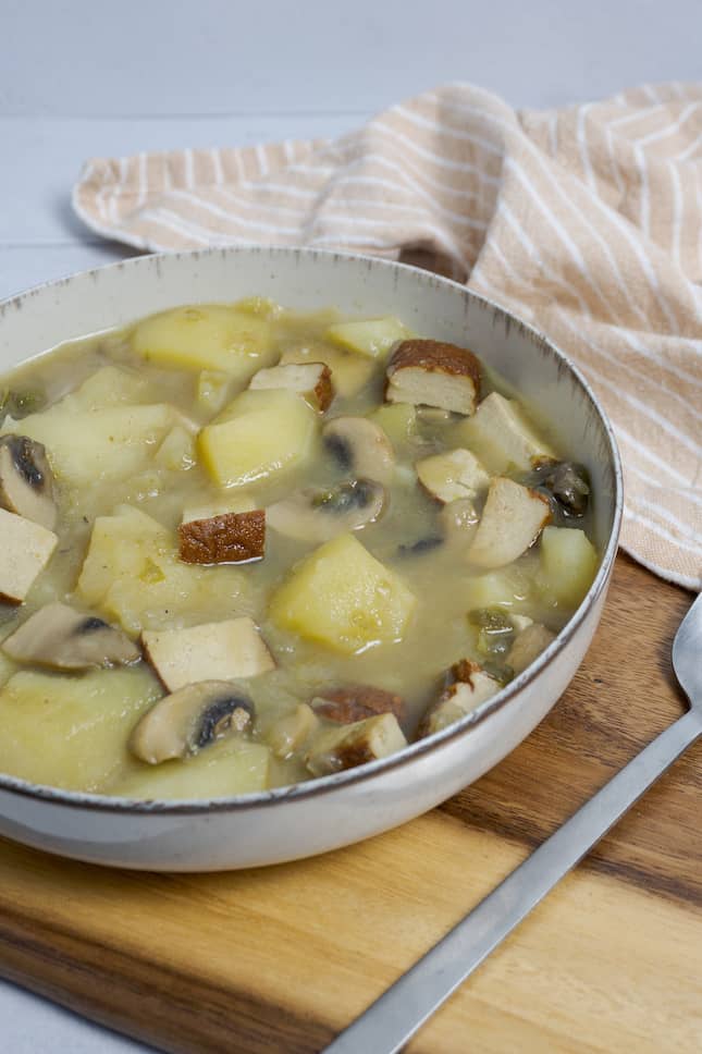 Guiso de tofu, champiñones y patatas Guiso de tofu, champiñones y patatas
